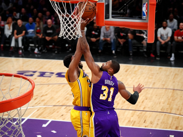 NBA 比赛中湖人球员在篮下完成上篮的动作